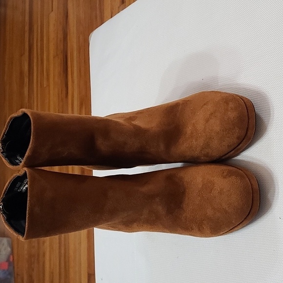 NWOT? C Comfort Womens Fau Suede Ankle Boots Caramel Brown Heeled Zips Sz 10. - Picture 9 of 9
